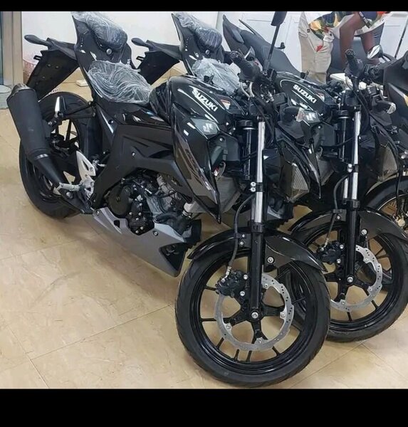 Moto Suzuki GSX noir