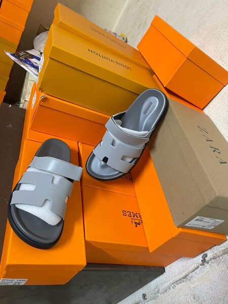 Sandales élégantes grises