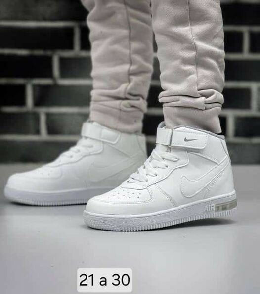 Baskets enfants Nike blanches taille 21 a 30