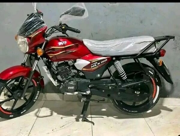 Moto TVS HLX 150 rouge