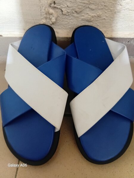 Sandales croisées bleues et blanches