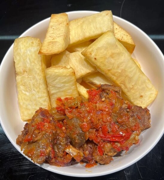 Plat de tubercules frits et ragoût épicé