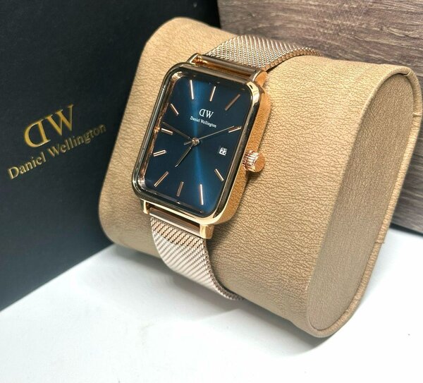 Montre Carrée Élégante Dorée