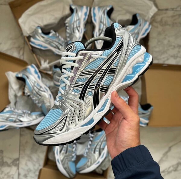 Ascis avec son carton