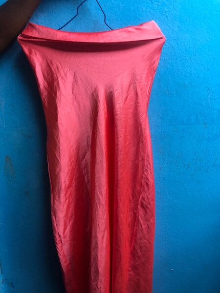 Robe satinée rouge élégante