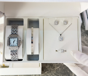 Комплект с наручными часами для женщин