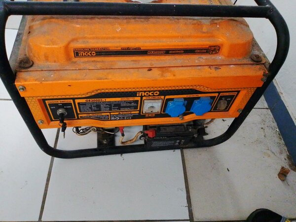 Générateur électrique orange