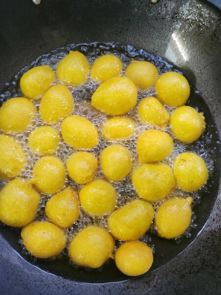 Galette jaune jaune avec vermi