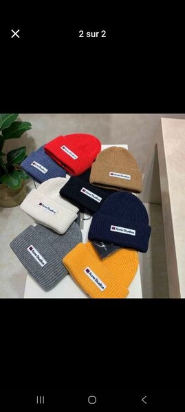 Bonnets en tricot colorés