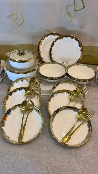 Service de table en porcelaine dorée