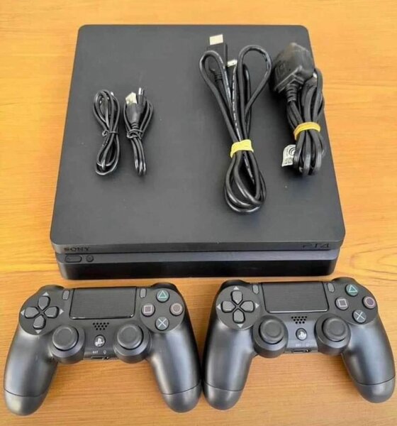 Ps4 Slim avec 1 CD de votre choix ( possibilité de jouer en)
