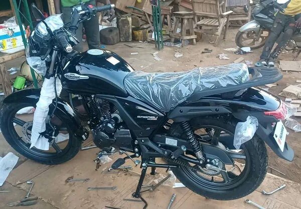 Moto noire neuve sous plastique