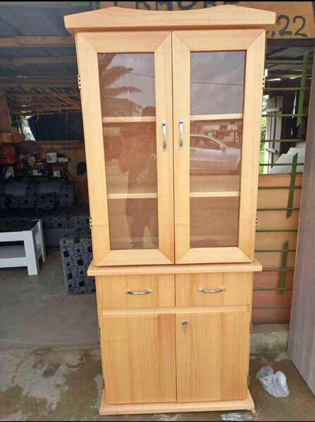 Buffet en bois avec portes vitrées