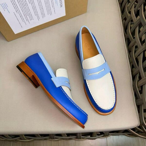 Mocassins en cuir bleu stylés