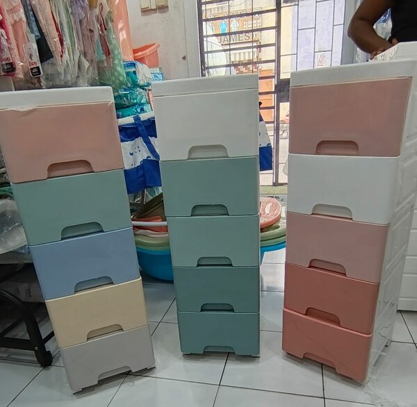 Tour de rangement en plastique