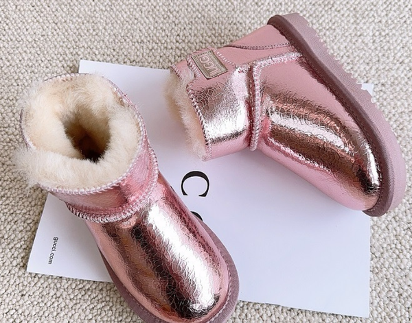 Оригинальные угги UGG – это сапоги, которые стали популярными благодаря своему уникальному дизайну и комфорту.