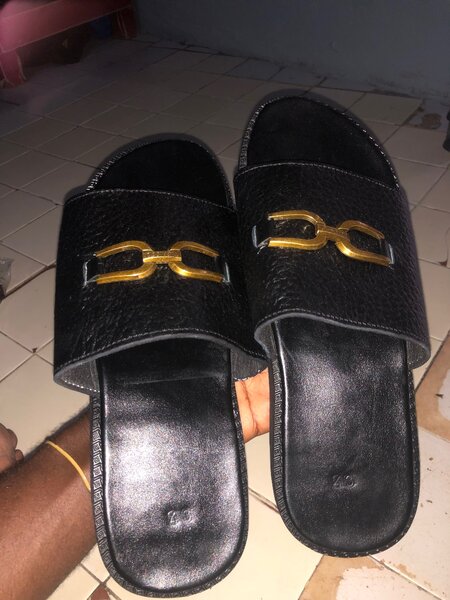 Sandales en cuir noir élégantes