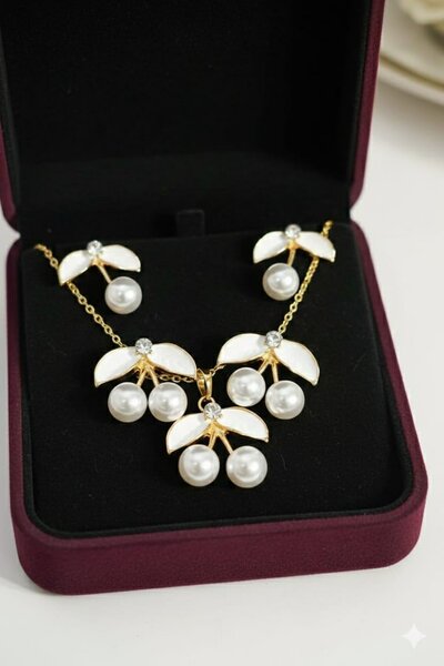 Ensemble collier et boucles d'oreilles perles