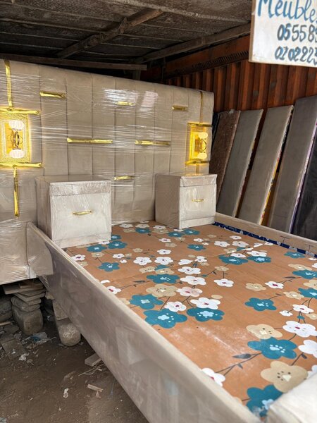 Lit en bois avec matelas floral