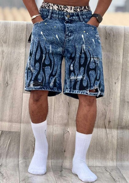 Short en jean avec motif flamme