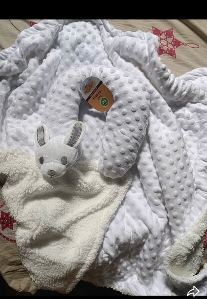 Couverture bébé douce et jouet