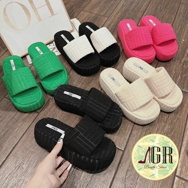 Pantoufles colorées en mousse