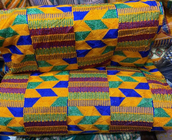 Tissu brodé multicolore