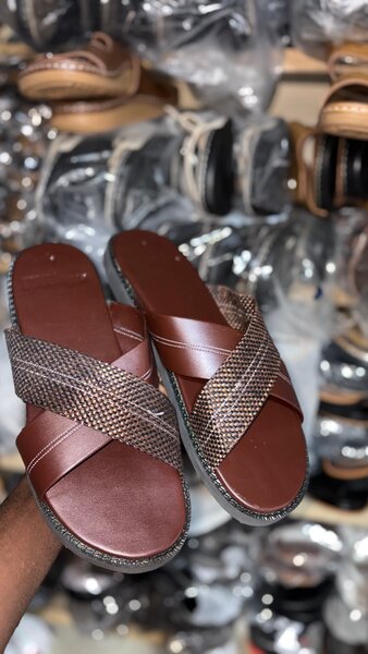 Sandales en cuir style croisé