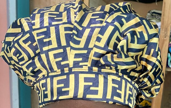 Bonnet en satin imprimé chic