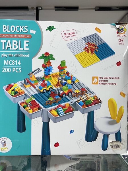 Стол с конструктором и стулом