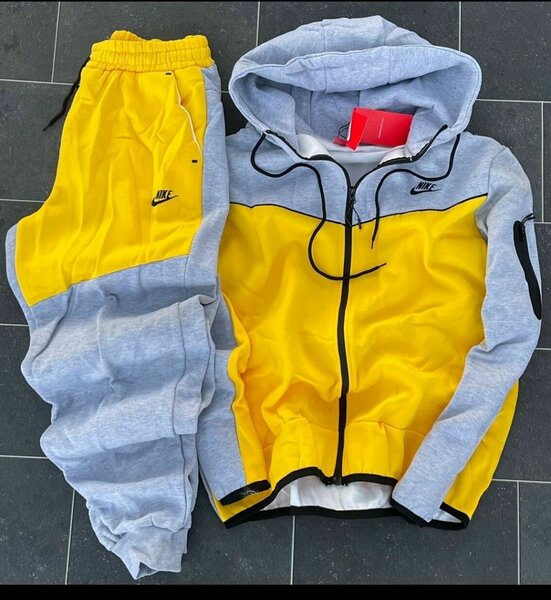 Ensemble de jogging Nike coloré