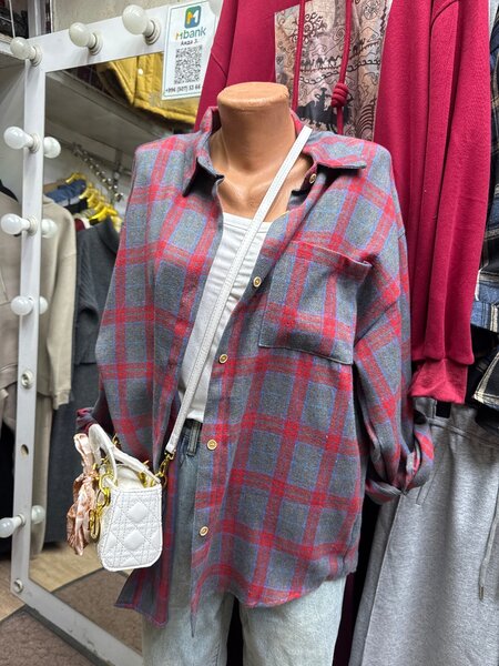 Рубашка с майкой и с джинсами