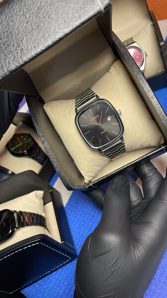 Montre argenté cadran noir