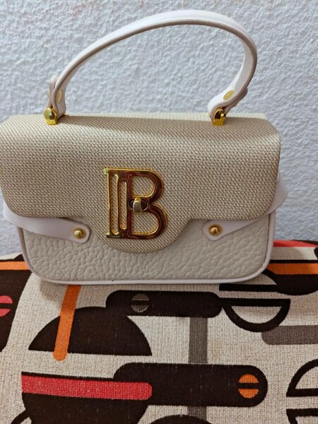 Sac à main élégant beige