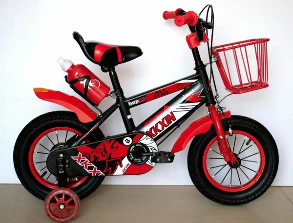 Vélo enfant rouge avec panier