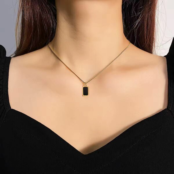 Collier pendentif élégant