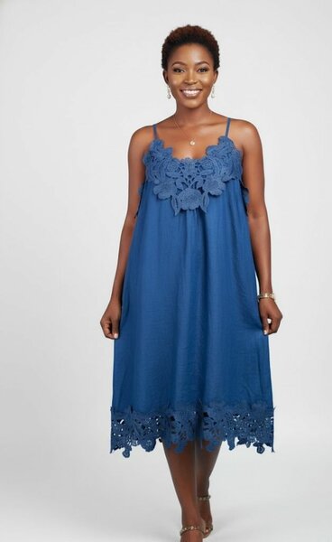 Robe Bleue Dentelle Élégante