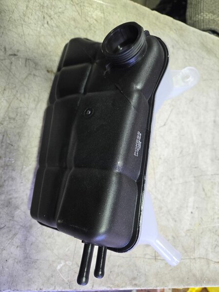 Бачок расширителя.