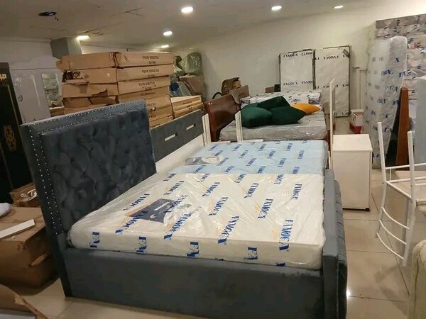 Lit adulte capitonné gris foncé