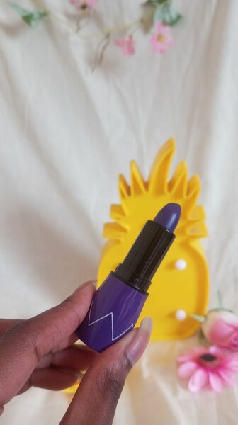 Rouge à lèvres violet