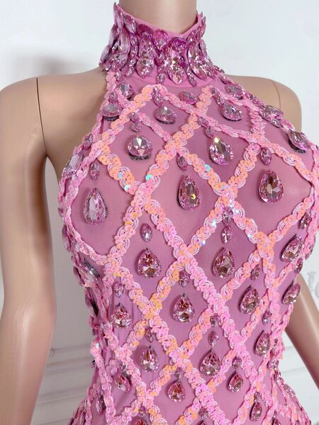 Robe courte ornée de strass