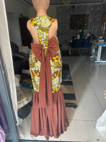 Robe dos nu avec nœud papillon