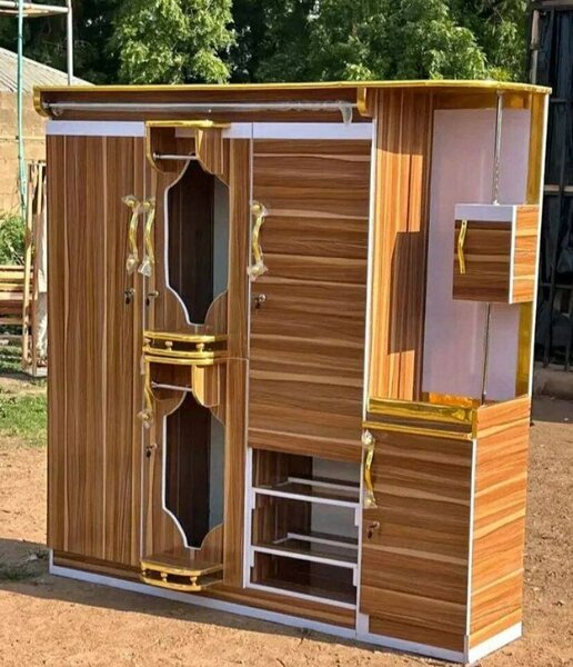 Armoire en bois avec étagères