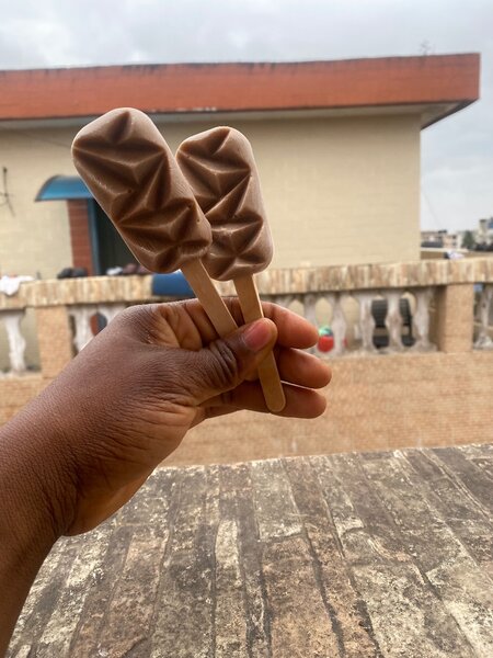 Glaces chocolat sur bâton