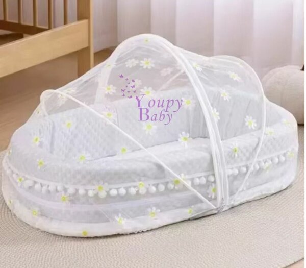 Lit bébé avec moustiquaire