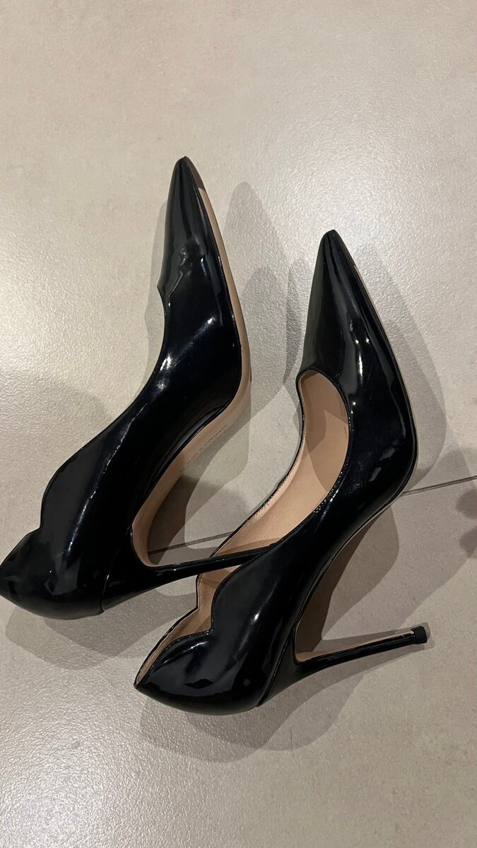 Élégants talons en verni noir