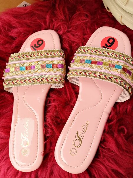 Sandales roses ornées élégantes