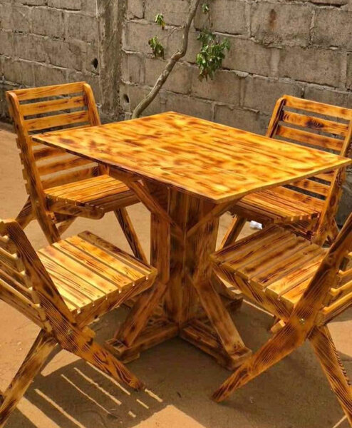 Table et chaises en bois extérieur