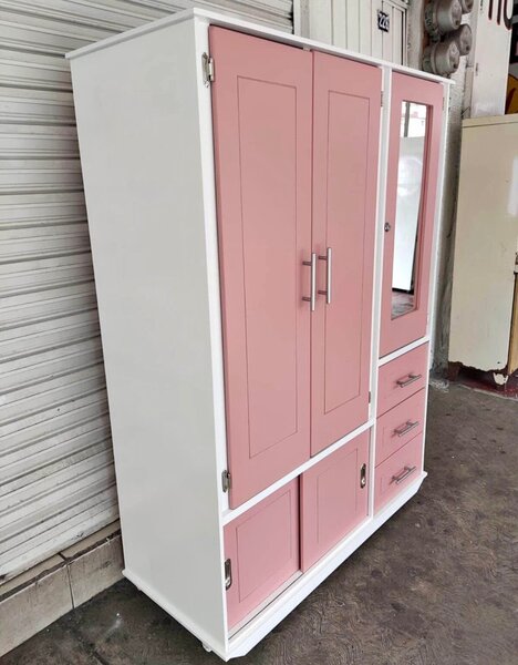 Armoire rose et blanche avec miroir