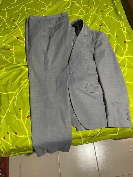 Costume élégant gris homme